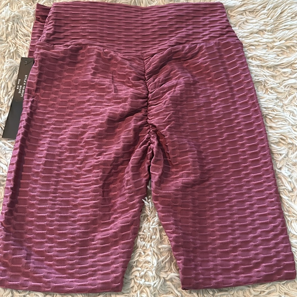 NWT New Mix Textured Ruched Bottom Athletic Leggings, size S/M.
